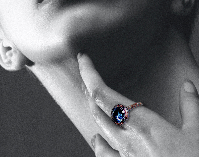 Mujer con anillo de oro con piedra azul