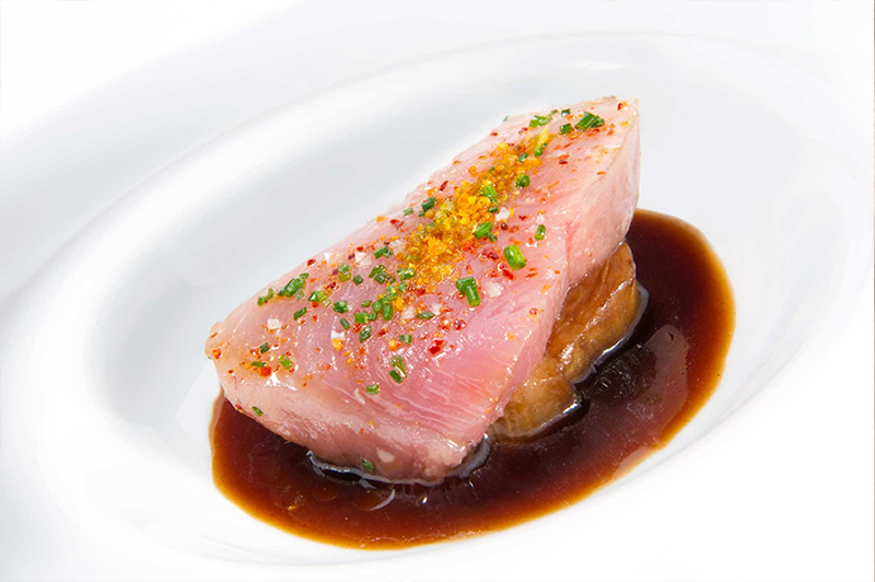 taco de salmón con salsa de restaurante Mina