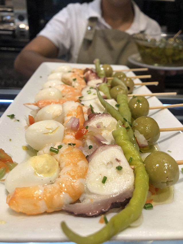brocheta de langostino y pulpo en La Kazuela en Getxo