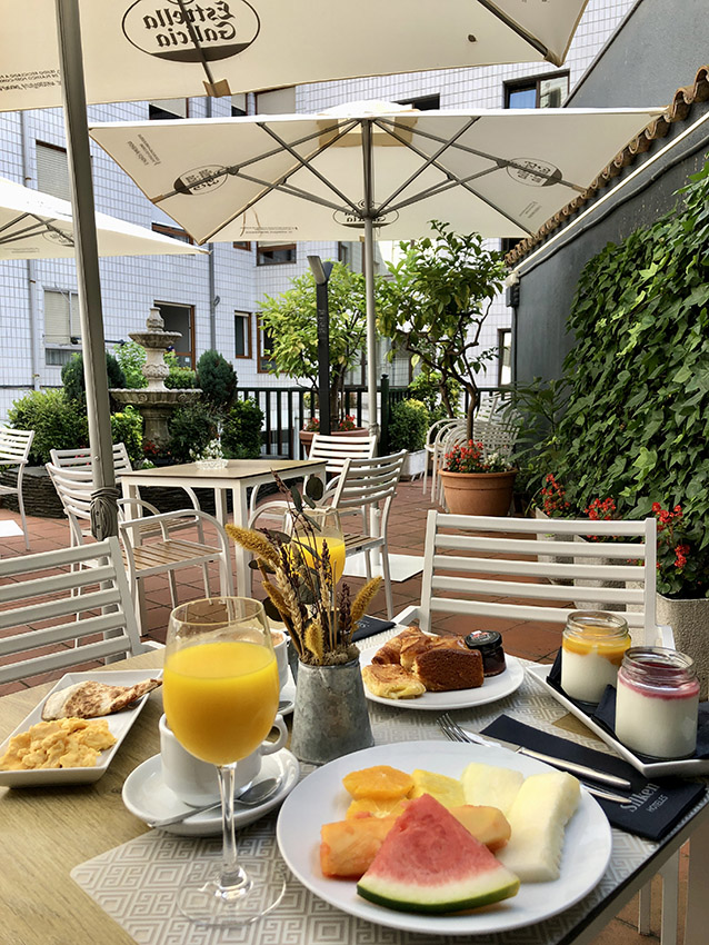 mesa de desayuno en Terraza de Hotel Indauxu