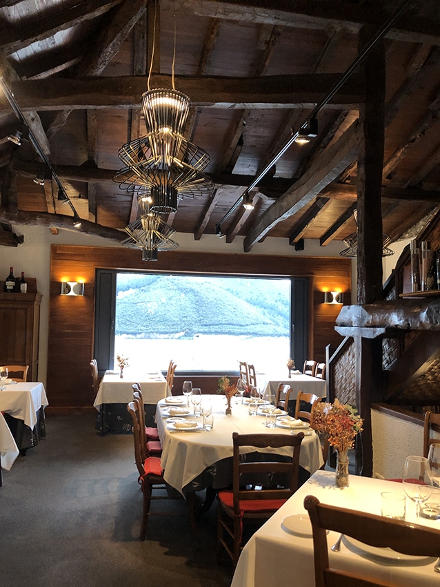 comedor de restaurante Portuondo con vistas