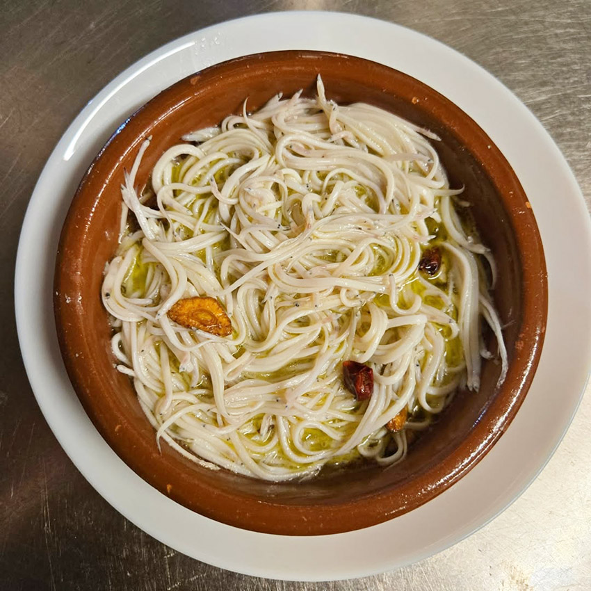 angulas frescas en restaurante The Bass en Bilbao