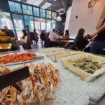 Restaurante The Bass tiene un mostrador de marisco y pescado