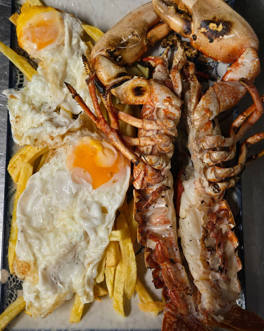 Restaurante The Bass con su espectacular Bgavante con huevos fritos