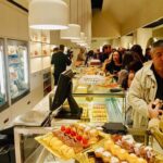 pasteleria Don Manuel interior con gente y dulces