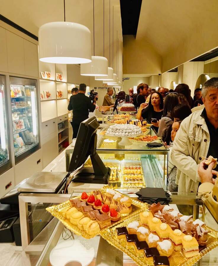 pasteleria Don Manuel interior con gente y dulces