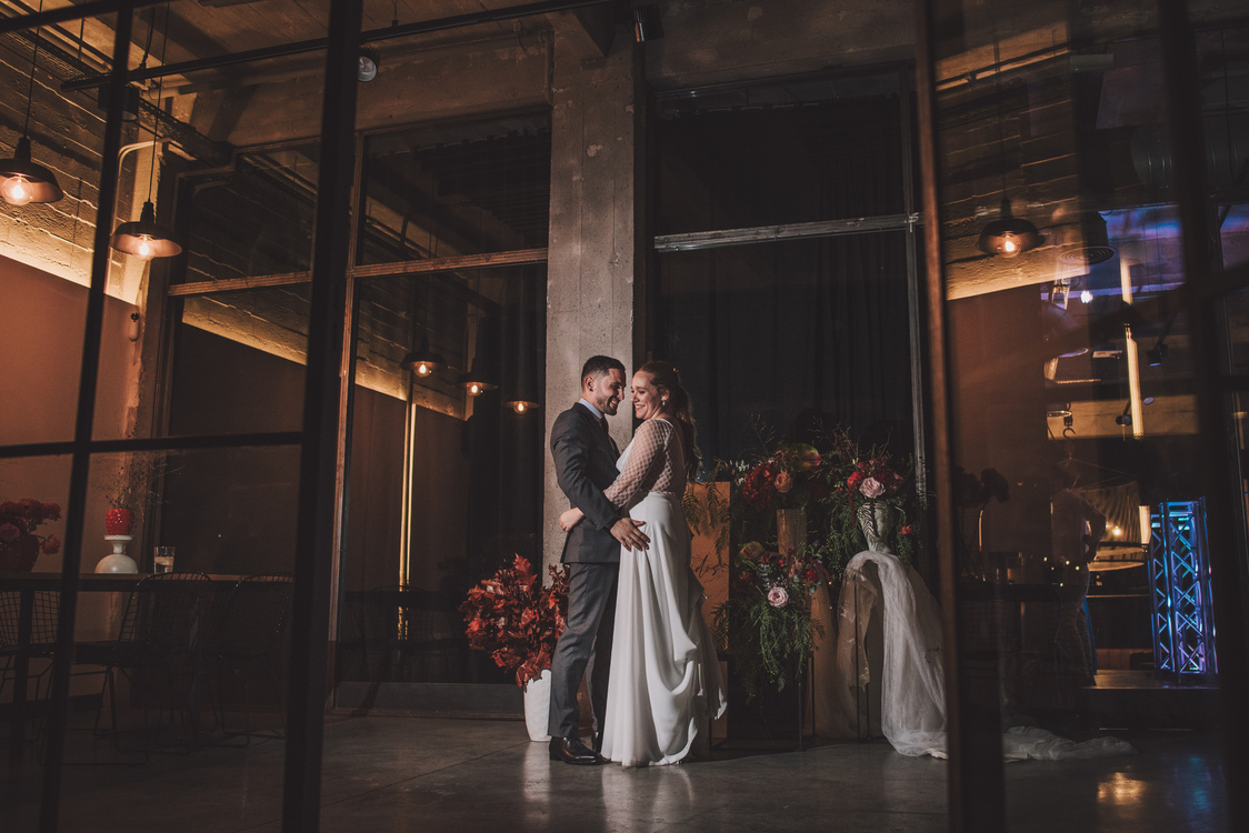 pareja de novios celebrando su boda en Silo Bilbao