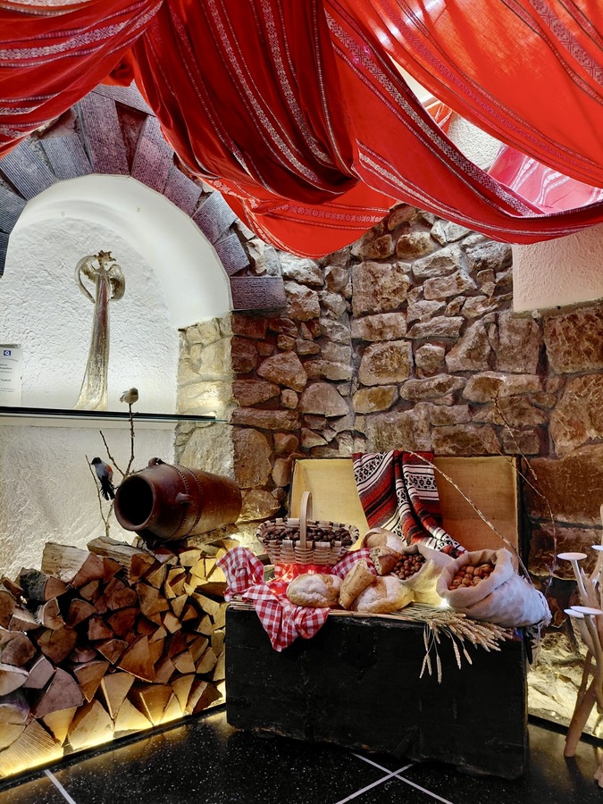 rincón con tradición vasca en restaurante El Txakoli en Artxanda (Bilbao)