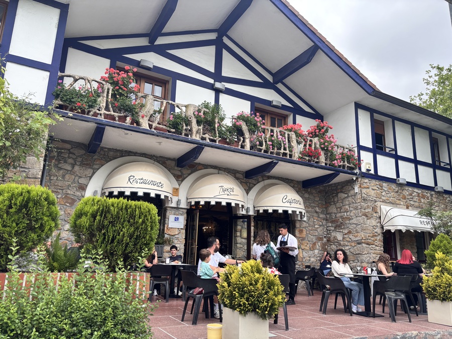 fachada del famoso restaurante Txakoli de Artxanda